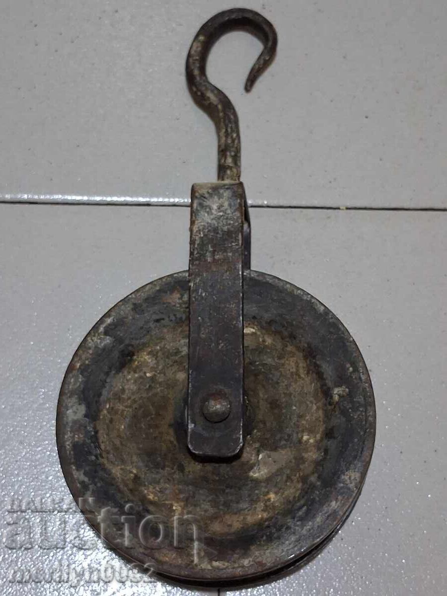 Παλιά σφυρήλατη τροχαλία πολυδέσμης σφυρήλατου σιδήρου Παλιά σφυρήλατη τροχαλία πολυδέσμης σφυρήλατου σιδήρου