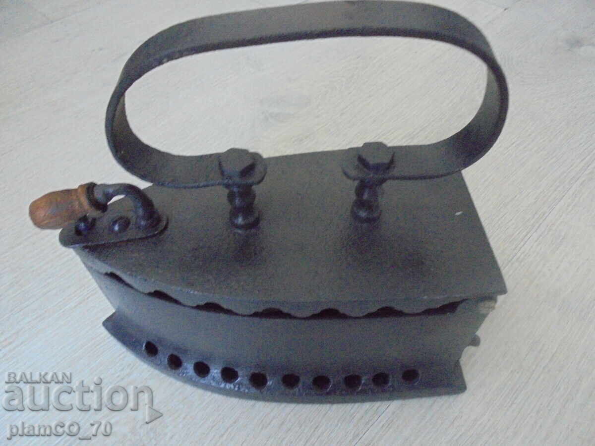 №8240 Old antique coal iron - romance from the past