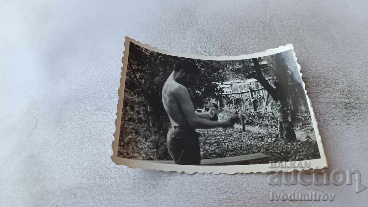 Снимка Млад мъж гол до кръста