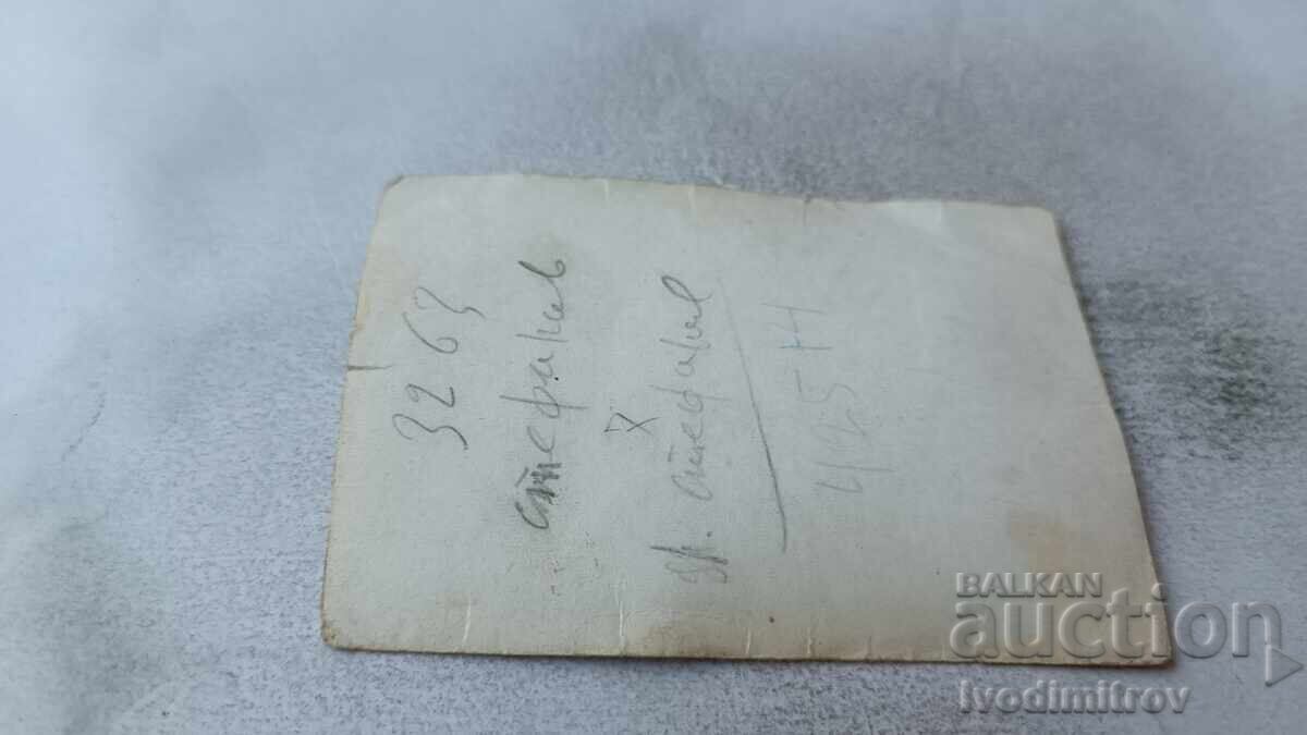 Φωτογραφία Άνδρες παίζουν χαρτιά στο γρασίδι με τιμή 1.65 BGN | € 0.84