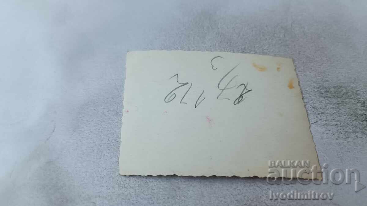 Fotografie Doi tineri și o fată pe malul mării cu preț 1.65 BGN | € 0.84 Fotografie Doi tineri și o fată pe malul mării cu preț 1.65 BGN | € 0.84