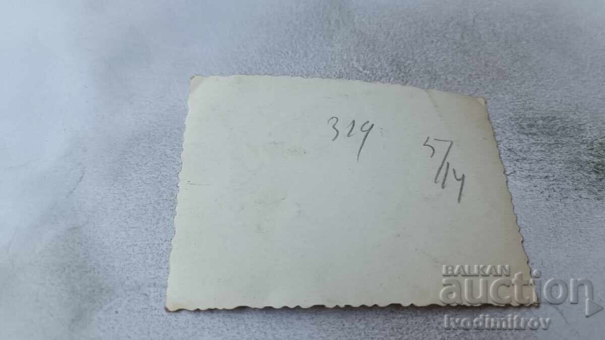 Φωτογραφία Άνδρες και γυναίκες στην παραλία με τιμή 1.65 BGN | € 0.84 Φωτογραφία Άνδρες και γυναίκες στην παραλία με τιμή 1.65 BGN | € 0.84