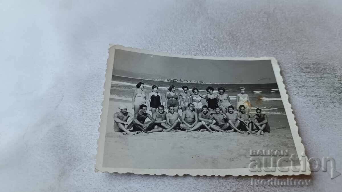 Φωτογραφία Άνδρες και γυναίκες στην παραλία Φωτογραφία Άνδρες και γυναίκες στην παραλία