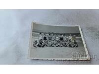 Foto Bărbați și femei pe plajă