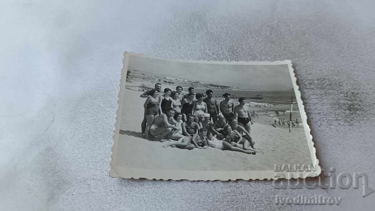 Φωτογραφία Άνδρες και γυναίκες στην παραλία Φωτογραφία Άνδρες και γυναίκες στην παραλία