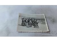 Foto Bărbați și femei pe plajă