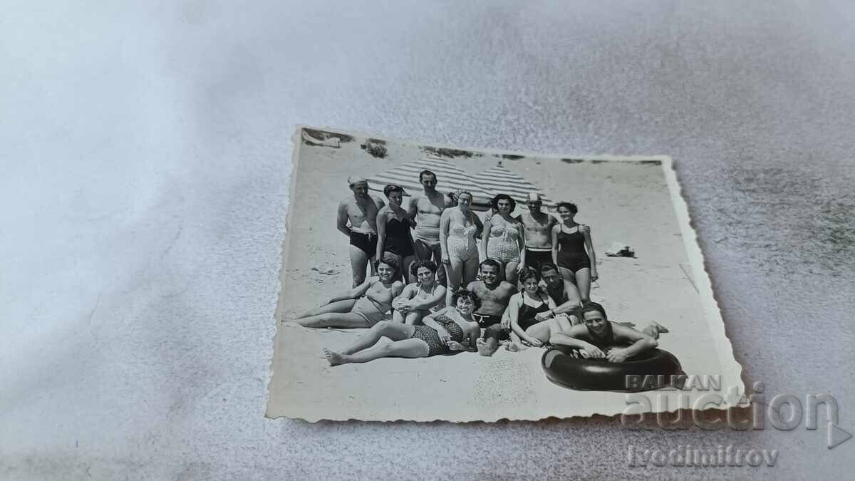 Φωτογραφία Άνδρες και γυναίκες στην παραλία Φωτογραφία Άνδρες και γυναίκες στην παραλία