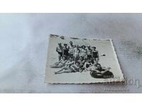 Foto Bărbați și femei pe plajă