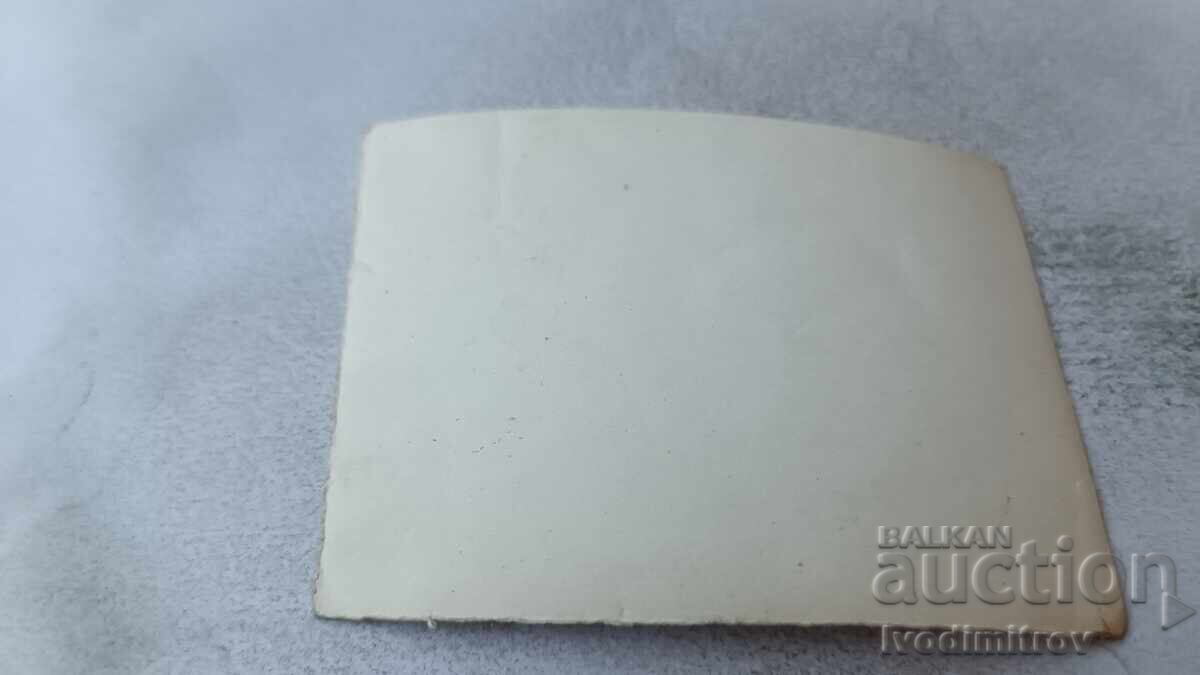 Φωτογραφία Ένας νεαρός άνδρας και δύο κορίτσια στην παραλία με τιμή 1.55 BGN | € 0.79 Φωτογραφία Ένας νεαρός άνδρας και δύο κορίτσια στην παραλία με τιμή 1.55 BGN | € 0.79