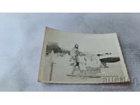 Снимка Младеж и две девойки на плажа