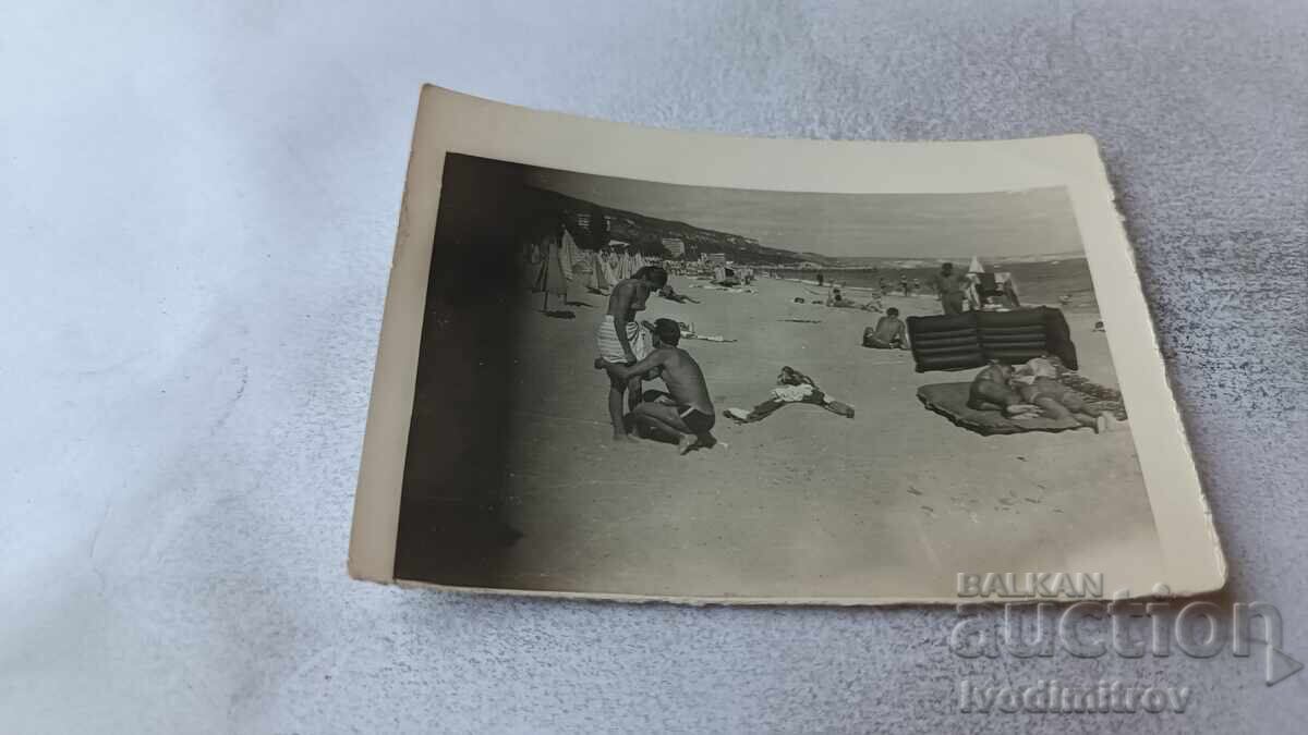 Fotografie Un tânăr și o fată pe plajă