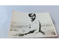 Fotografie cu băiețel șezând pe o stâncă lângă mare