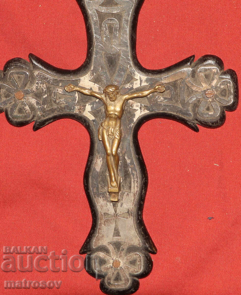 Cruce veche, crucifix cu detalii din alamă cu preț 220.00 BGN | € 112.48