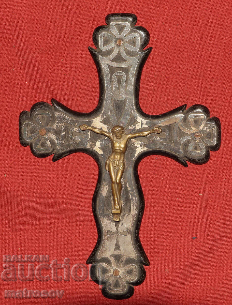 Licitație Cruce veche, crucifix cu detalii din alamă