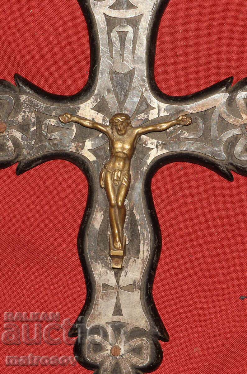 Livrarea Cruce veche, crucifix cu detalii din alamă
