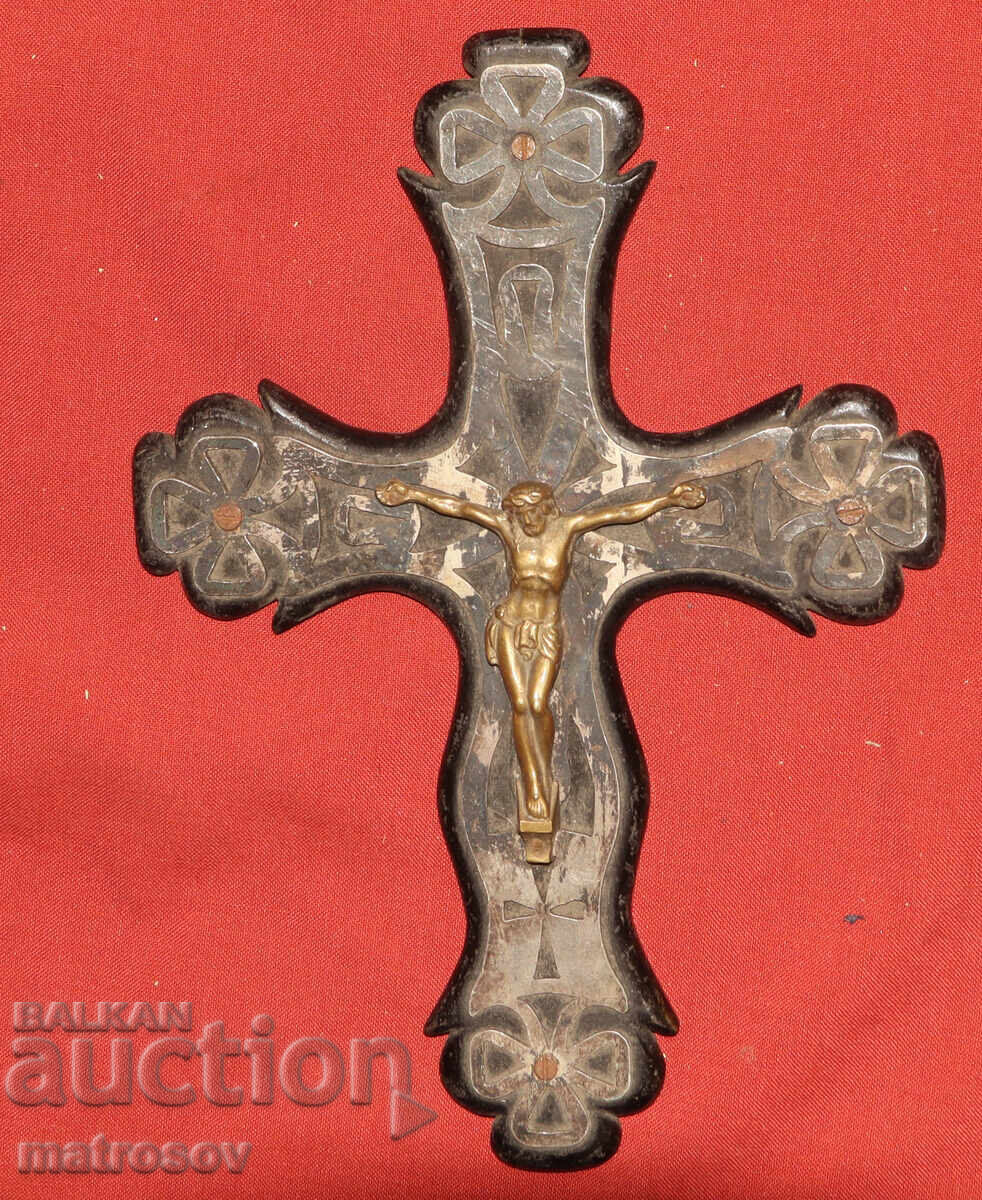 Cruce veche, crucifix cu detalii din alamă