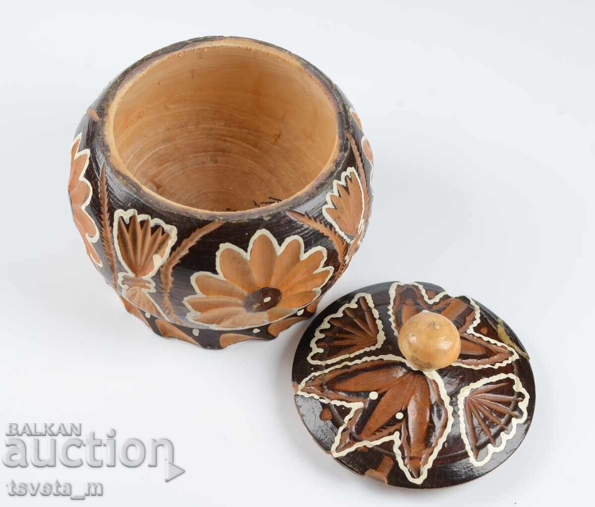 Cutie din lemn cu capac, sculptată în lemn cu preț 8.00 BGN | € 4.09