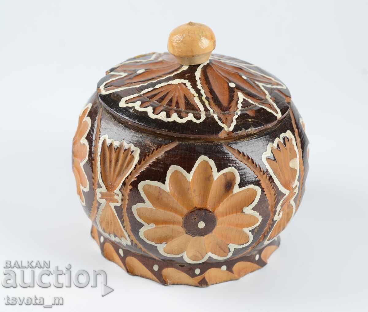 Licitație Cutie din lemn cu capac, sculptată în lemn