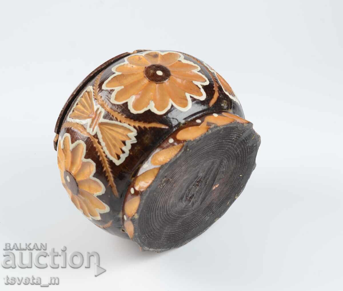 Livrarea Cutie din lemn cu capac, sculptată în lemn