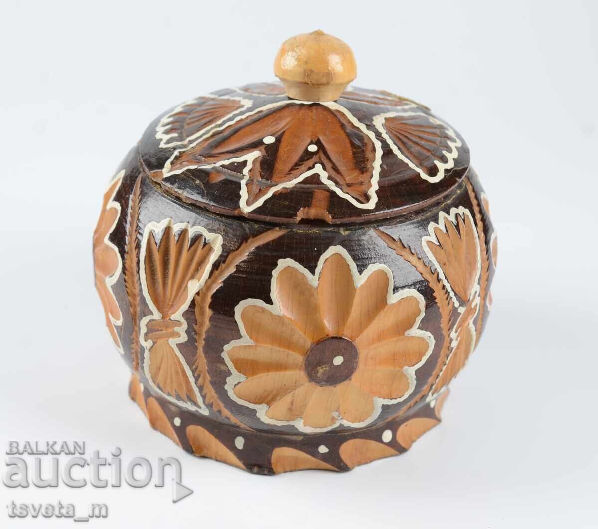 Cutie din lemn cu capac, sculptată în lemn