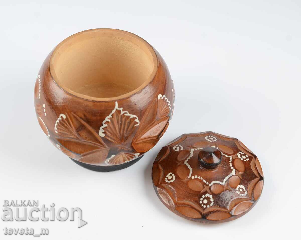 Cutie din lemn cu capac, sculptată în lemn cu preț 8.00 BGN | € 4.09
