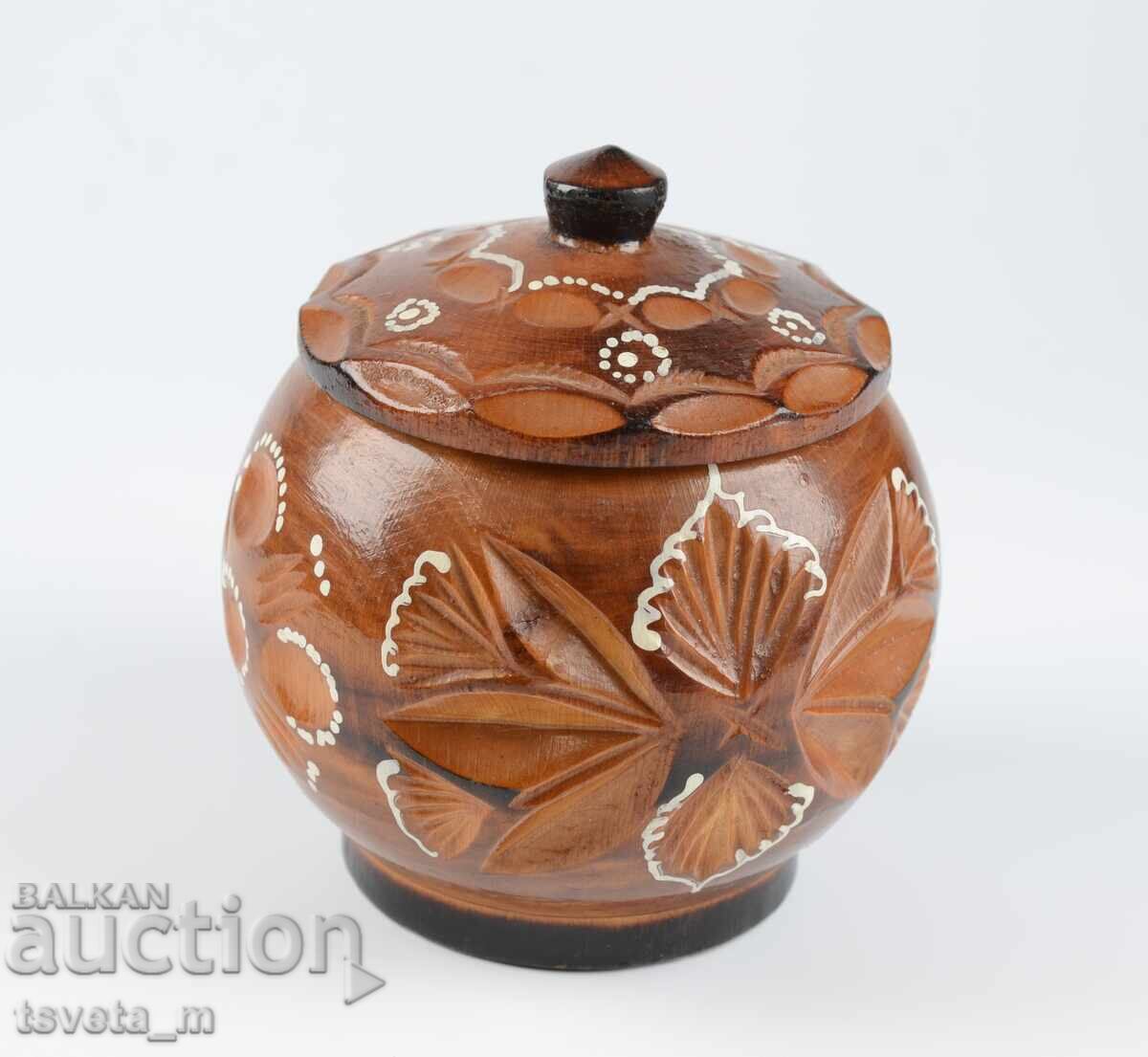 Cutie din lemn cu capac, sculptată în lemn