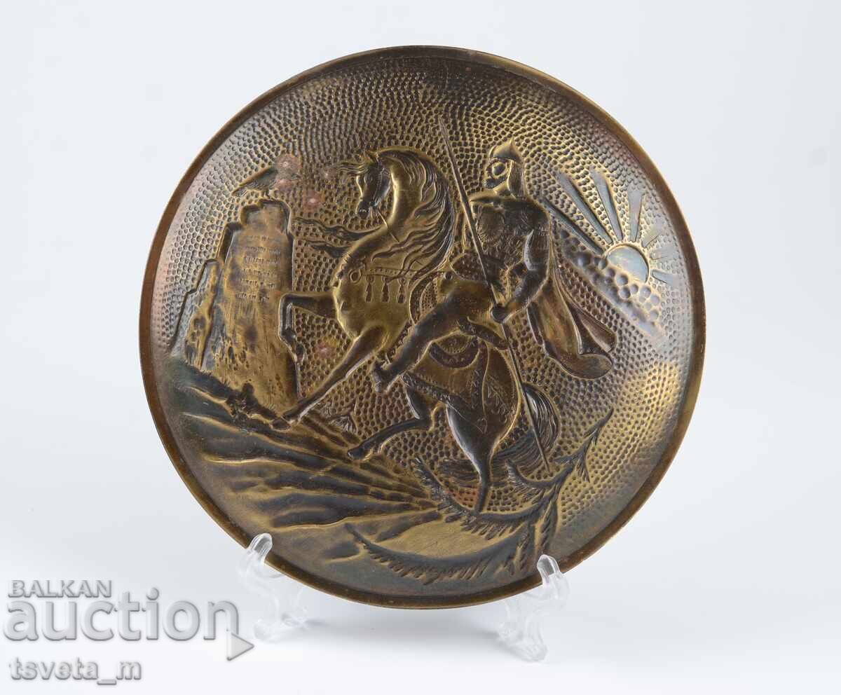 Метална чинийка плакет Богатир на кръстопът СССР - месинг с цена 15.00 лв. | € 7.67 Метална чинийка плакет Богатир на кръстопът СССР - месинг с цена 15.00 лв. | € 7.67