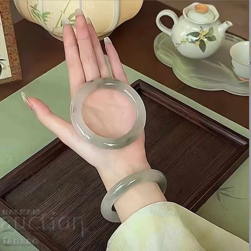 Аукцион Дамска гривна от млечно бял опал Аукцион Дамска гривна от млечно бял опал