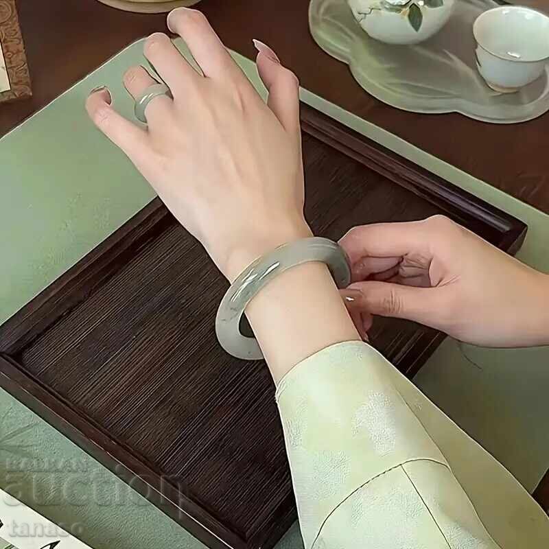 Доставка на Дамска гривна от млечно бял опал Доставка на Дамска гривна от млечно бял опал