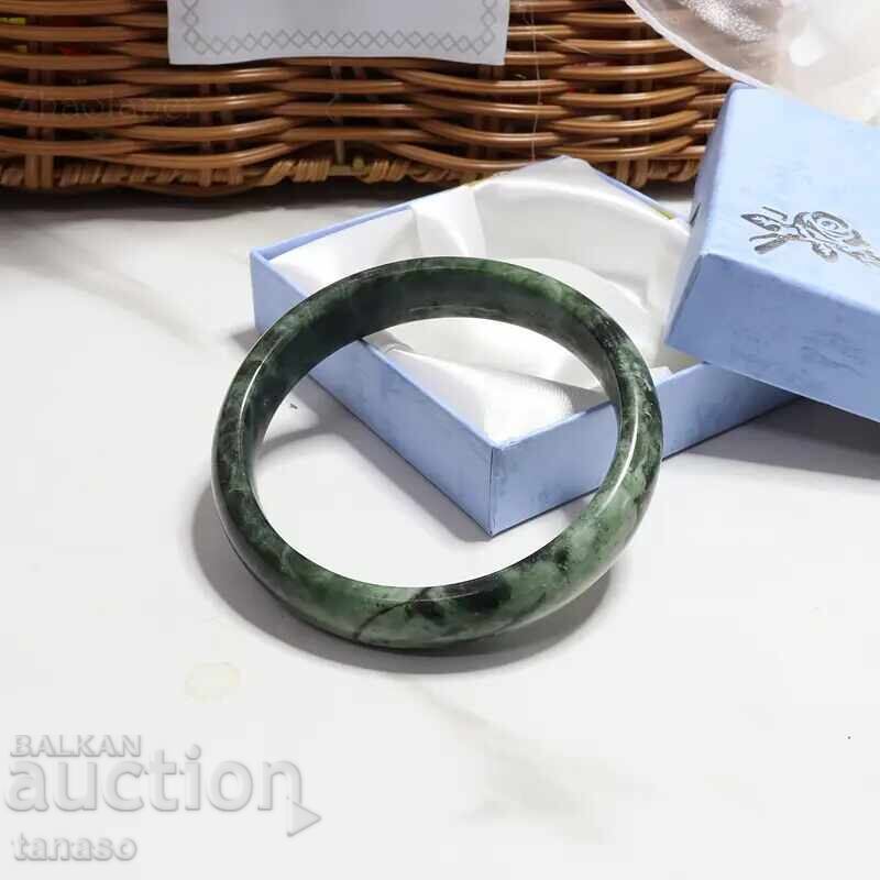 Auction  Elegant bracelet made of natural jade