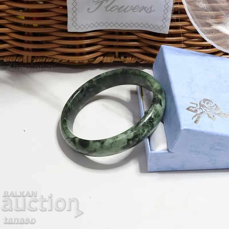 Elegant bracelet made of natural jade