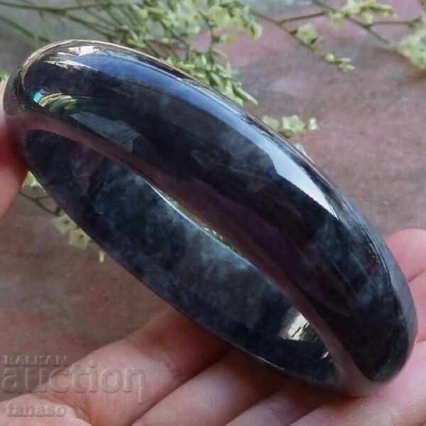 Elegant bracelet made of natural dark jade