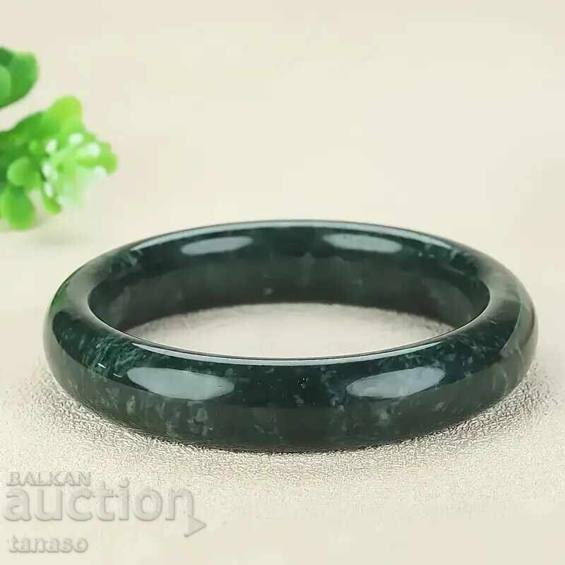 Аукцион Дамска гревна от тъмно зелен нефрит