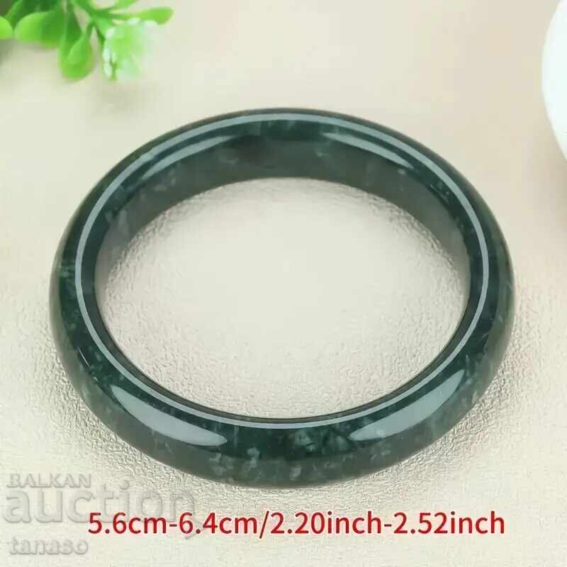 Доставка на Дамска гревна от тъмно зелен нефрит