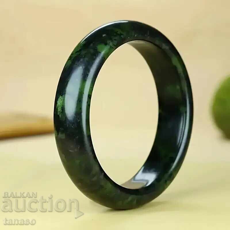 Дамска гревна от тъмно зелен нефрит