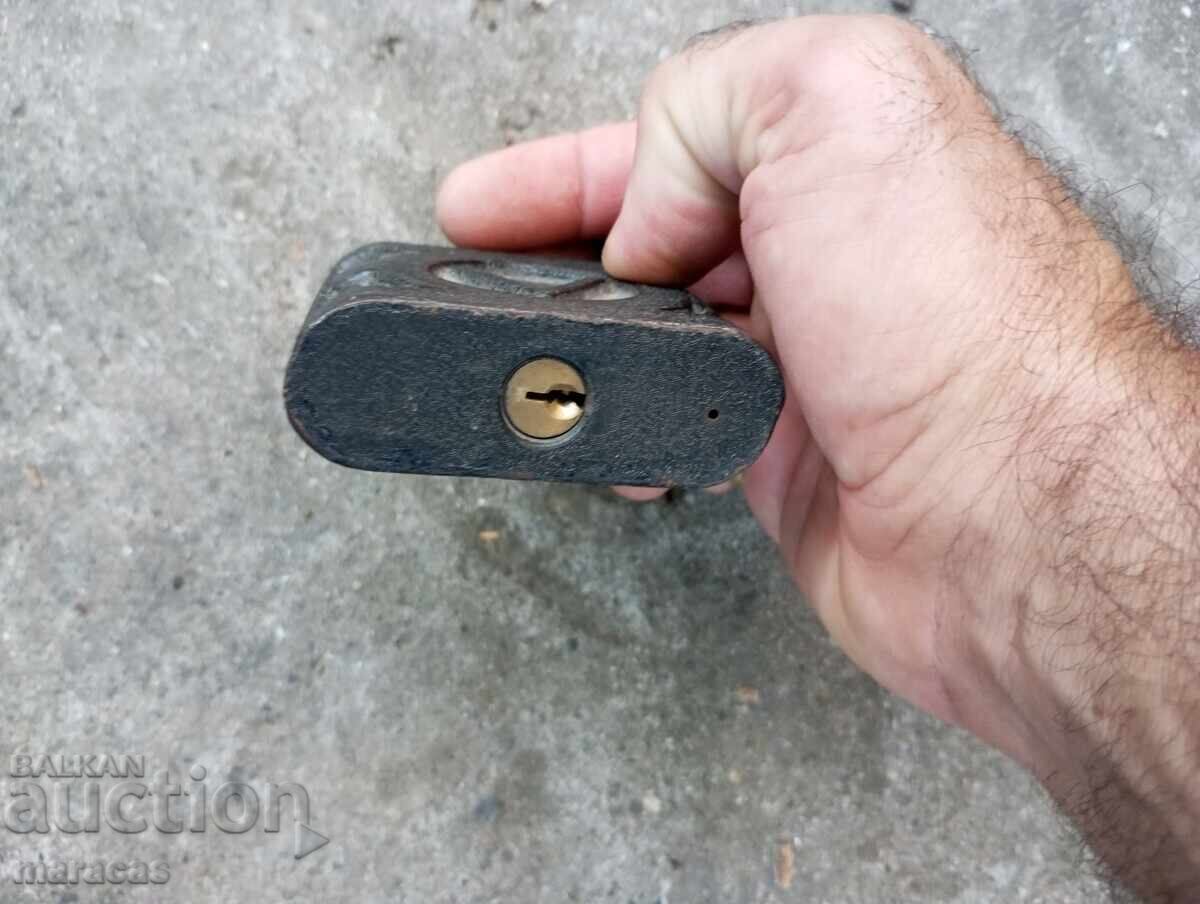 Δημοπρασία Παλαιό λουκέτο σπάνιο μοντέλο Δημοπρασία Παλαιό λουκέτο σπάνιο μοντέλο