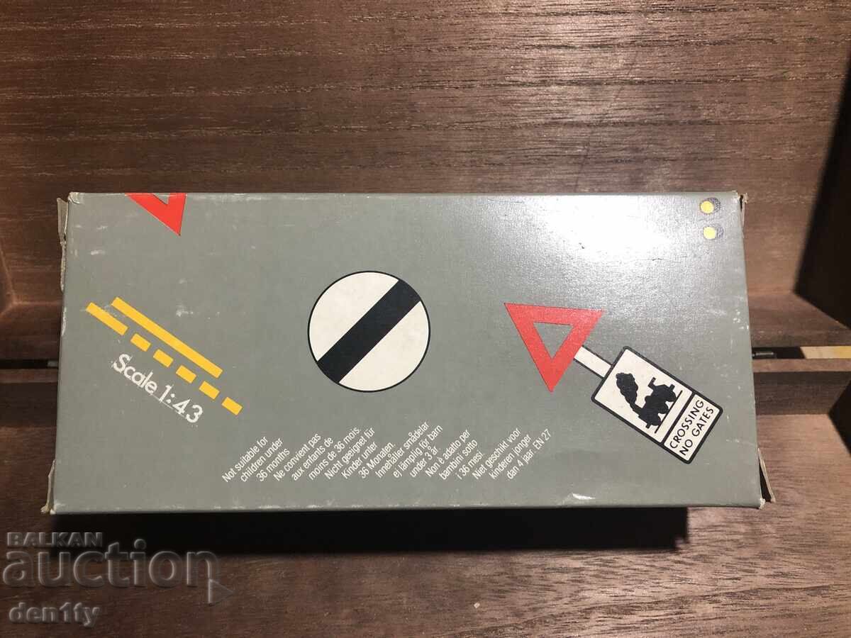 Метален модел корги пощальон ван morris minor с цена 23.00 лв. | € 11.76