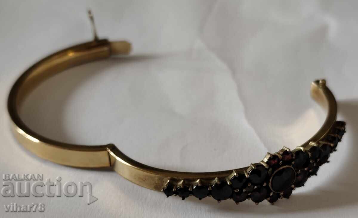 Επιχρυσωμένο βραχιόλι με μποέμ γρανάτες με τιμή 549.99 BGN | € 281.21