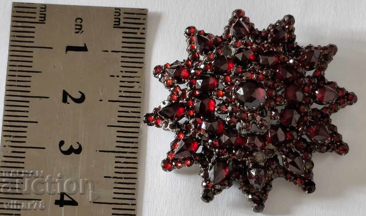 Παλιά καρφίτσα με μποέμ γρανάτες με τιμή 219.99 BGN | € 112.48 Παλιά καρφίτσα με μποέμ γρανάτες με τιμή 219.99 BGN | € 112.48