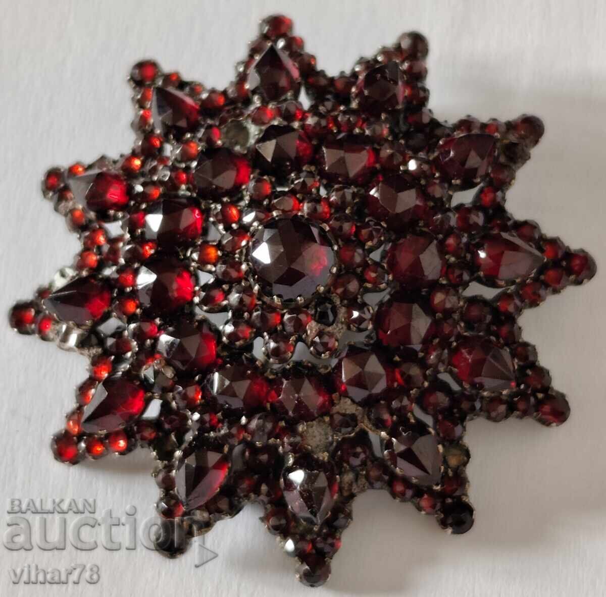 Παλιά καρφίτσα με μποέμ γρανάτες Παλιά καρφίτσα με μποέμ γρανάτες