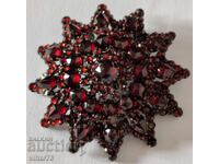 Стара брошка с бохемски гранати