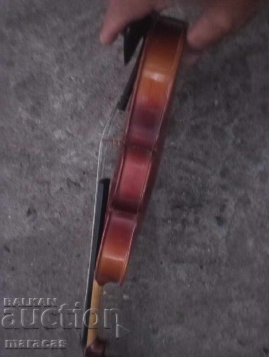 Delivery of An old violin