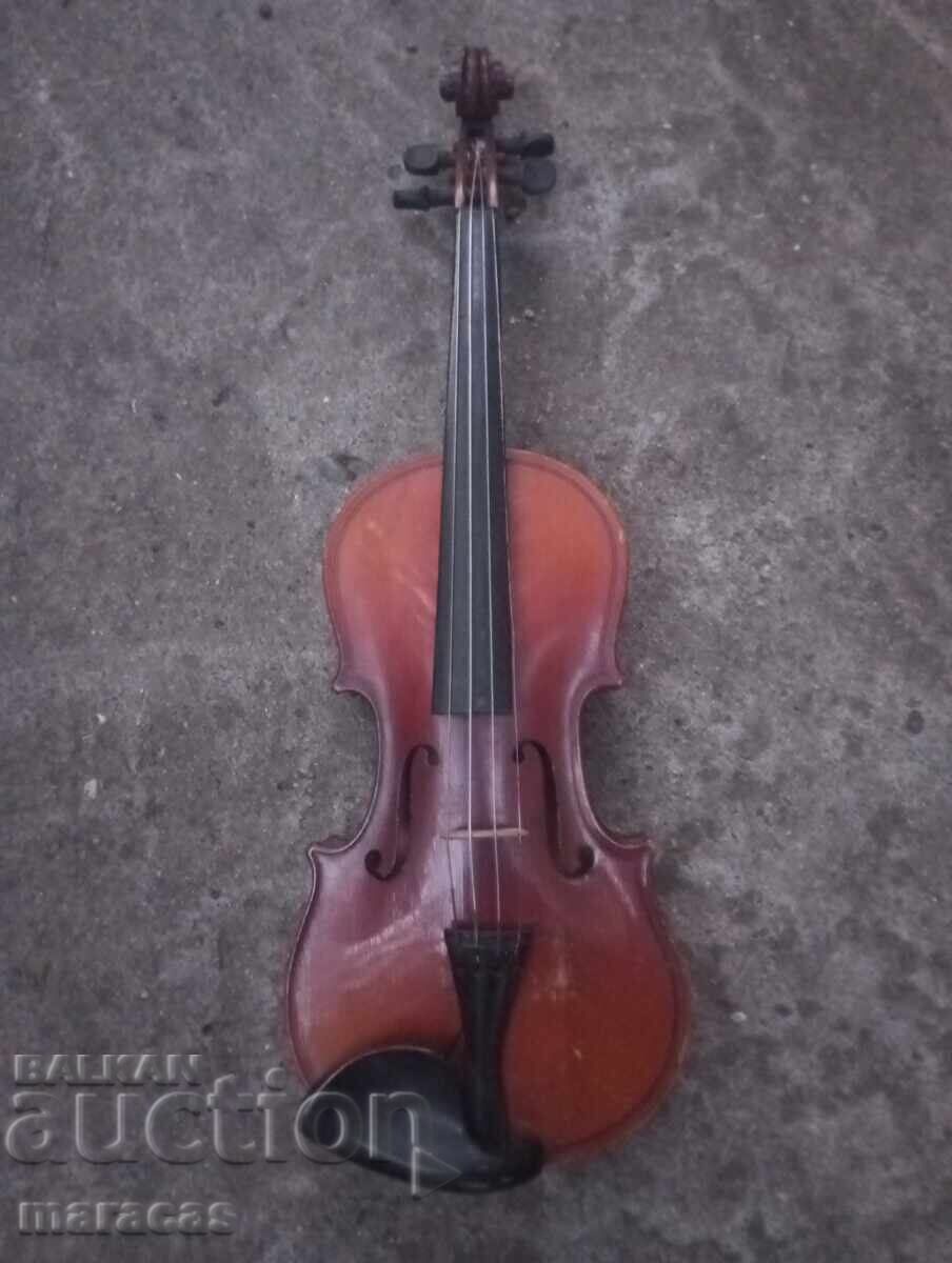 An old violin An old violin