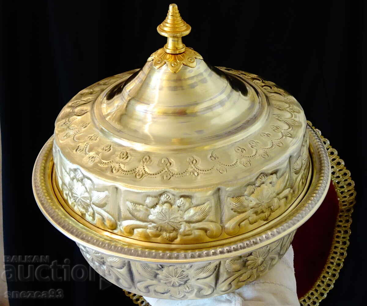 Μαροκινό μπρούτζινο σκεύος με καπάκι για σερβίρισμα γλυκών, καραμελών