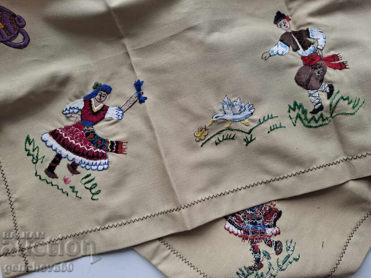 Κάλυμμα τραπεζιού με κέντημα - παραδοσιακές φορεσιές με τιμή 21.00 BGN | € 10.74