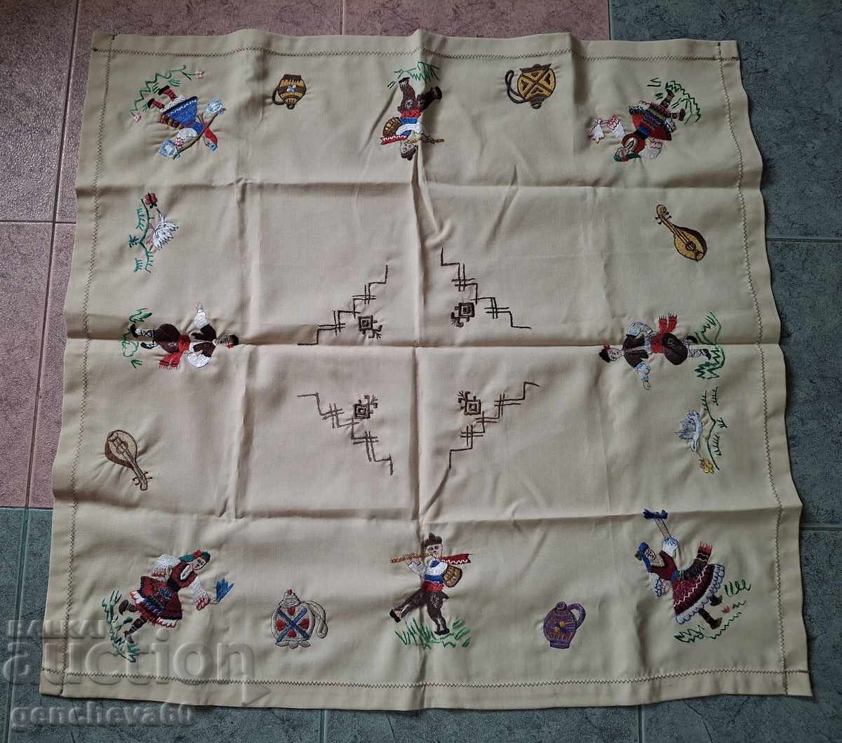 Παράδοση Κάλυμμα τραπεζιού με κέντημα - παραδοσιακές φορεσιές