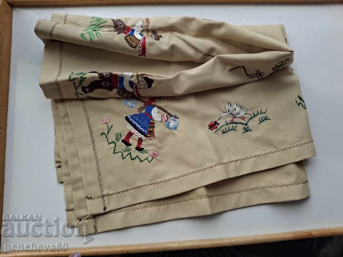 Κάλυμμα τραπεζιού με κέντημα - παραδοσιακές φορεσιές - 5
