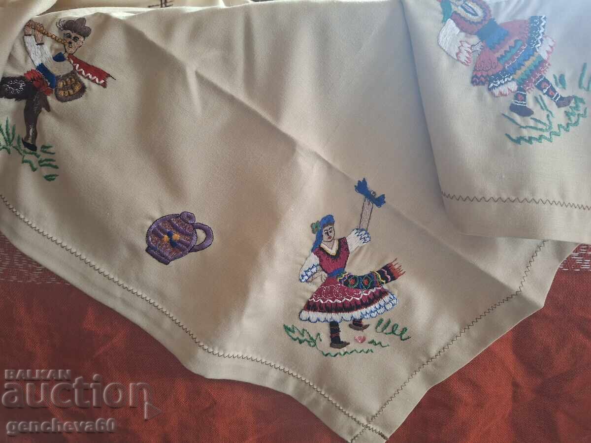 Κάλυμμα τραπεζιού με κέντημα - παραδοσιακές φορεσιές - 6