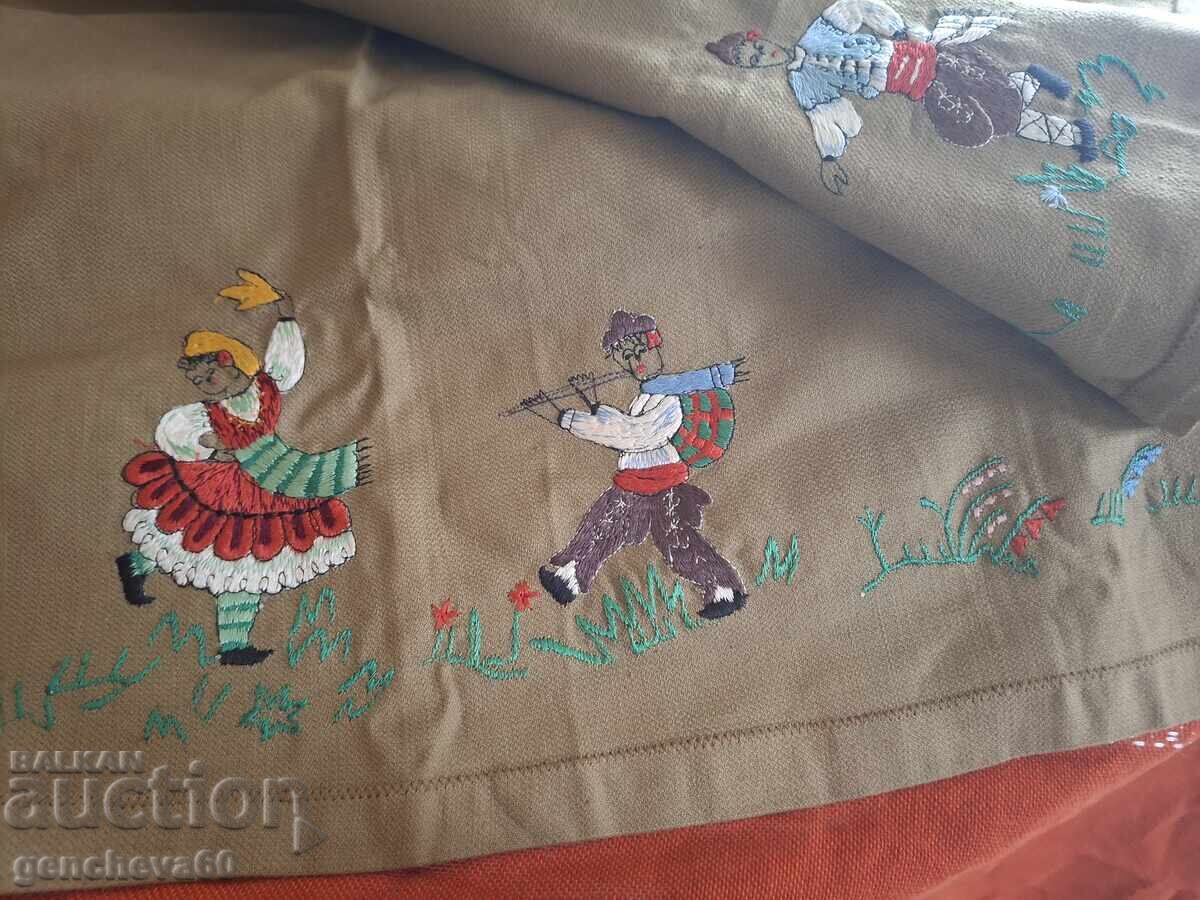 Аукцион Бродирана покривка за маса от СОЦА-хоро