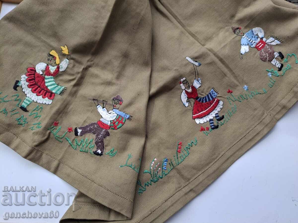 Бродирана покривка за маса от СОЦА-хоро